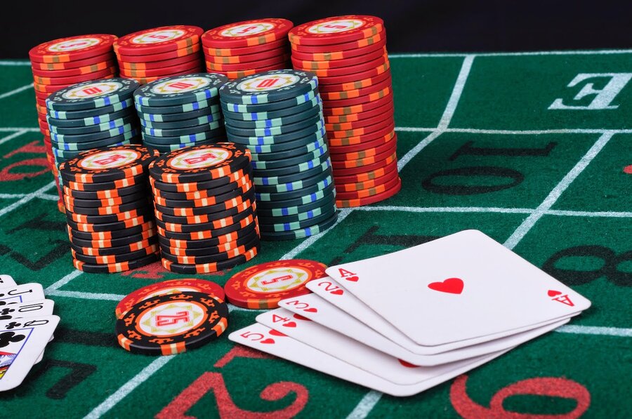 Bài Ngưu Ngưu - Hướng dẫn chi tiết cách chơi toàn thắng! 2 Dealer sẽ là người xác định thứ tự lật bài của người chơi